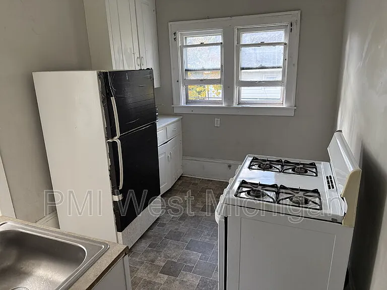 448 Thomas St SE — Photo 4