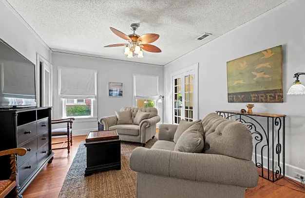 2336 Irwin St — Photo 17
