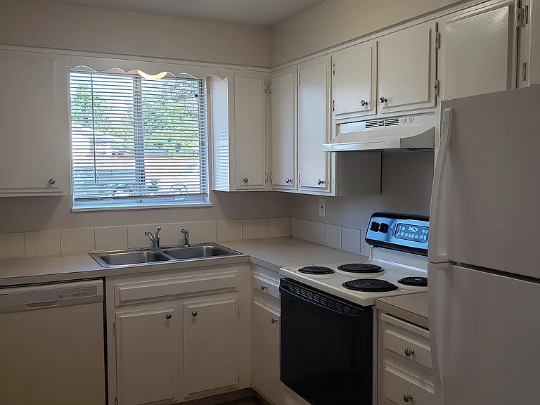 Sherwood Manor Apts — Photo 9