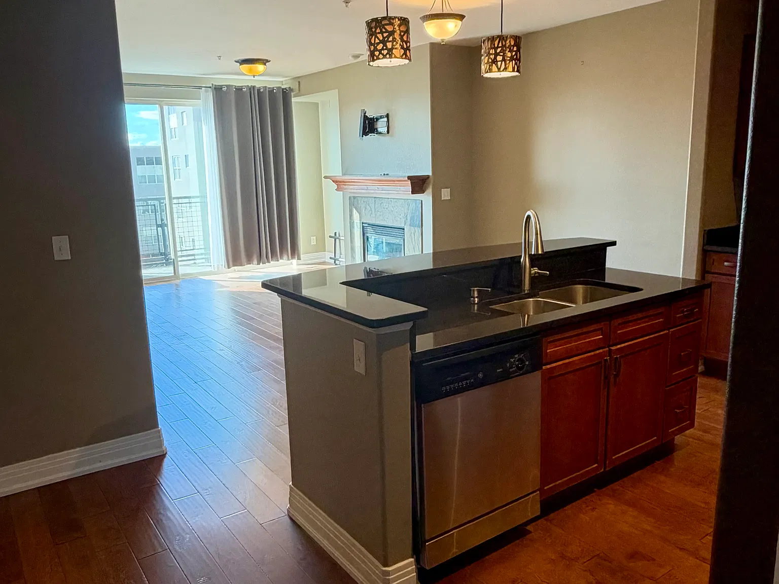 1 bed, 946 sqft, $1,750 — Photo 1