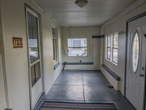 4th image of 122 Illinois St