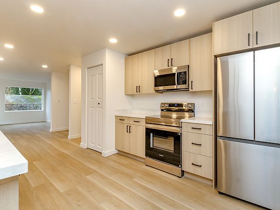 3rd image of 1115 Veneta Ave #A