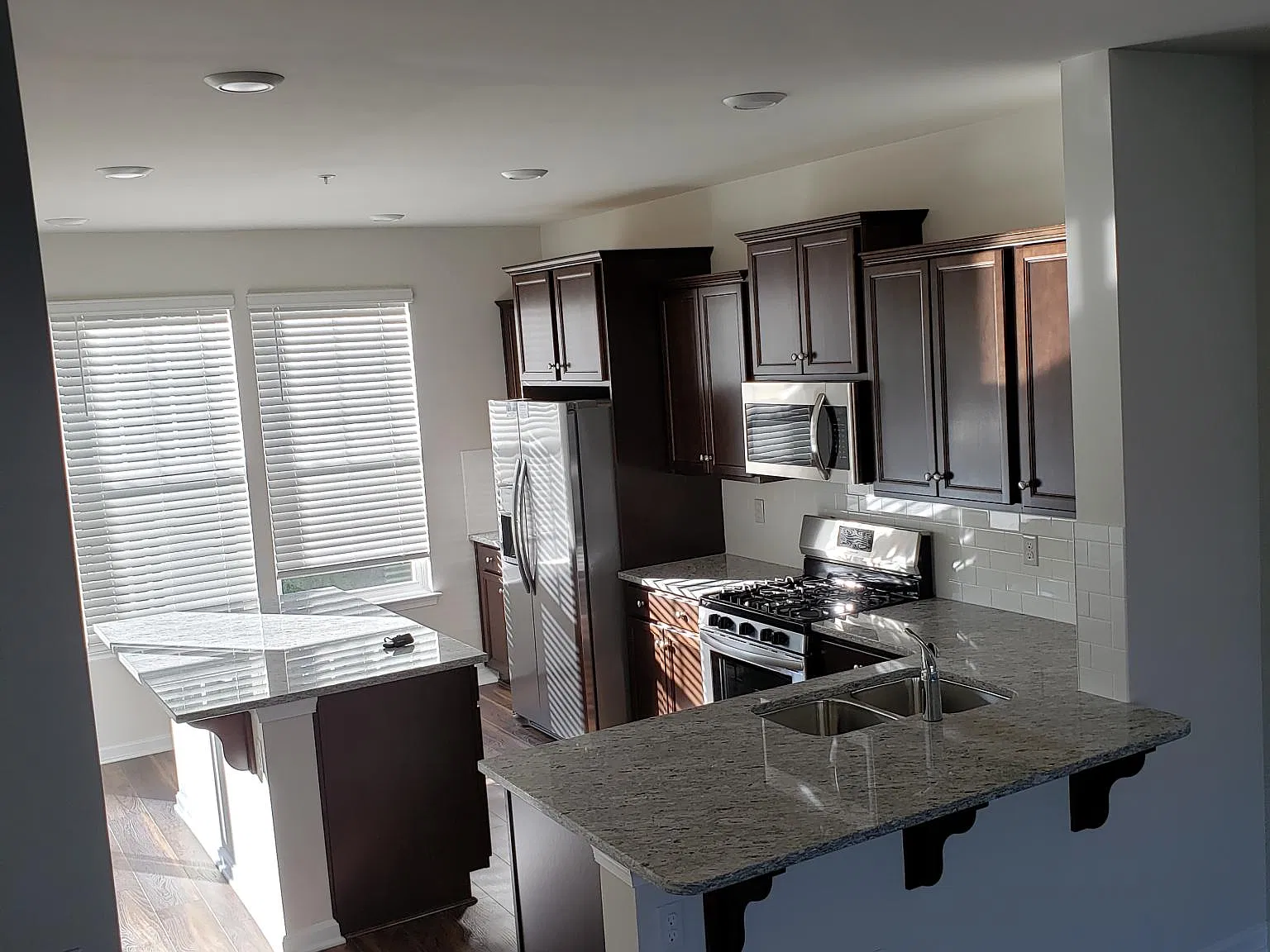 3 bed, 2.5 bath, 2270 sqft, $3,300 — Photo 3