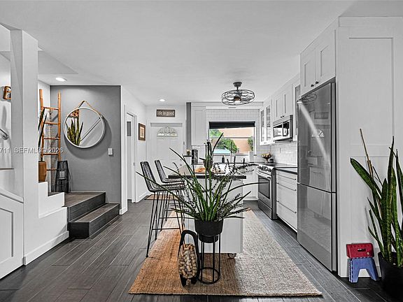 3rd image of 450 SE 7th St APT 210