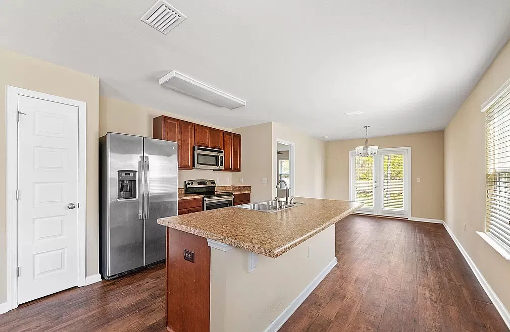 3 bed, 1381 sqft, $1,900 — Photo 4