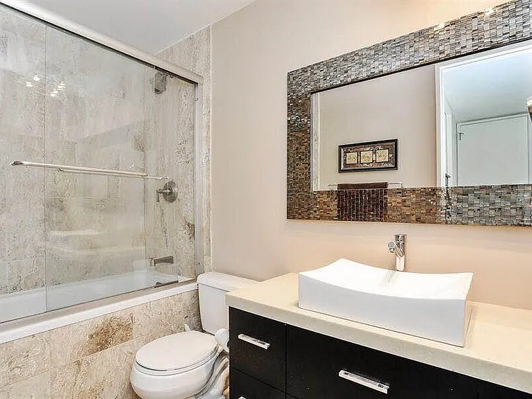 345 W Fullerton Pkwy — Photo 2