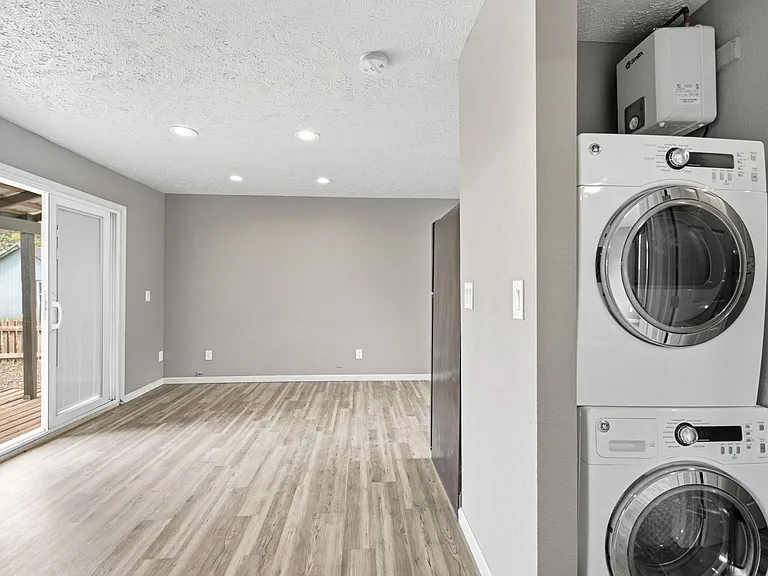 321 E Grace St — Photo 11