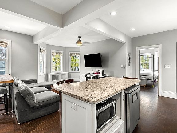 3rd image of 33 Berlin Ave
