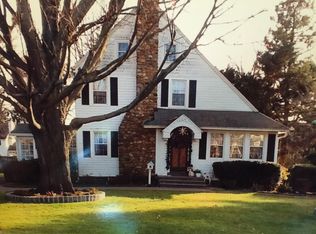 15 Field Ave, Hicksville, NY 11801