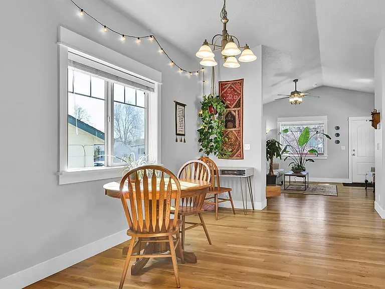 Dining room.