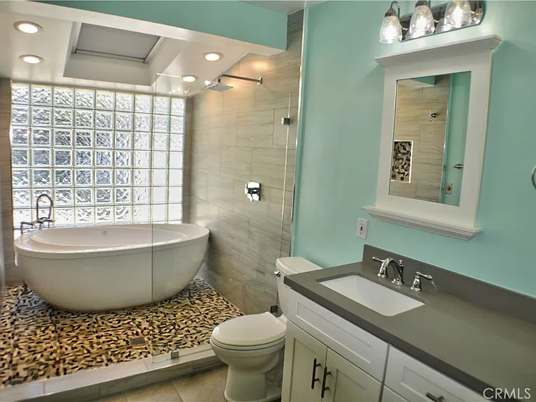 123 W Avenida Valencia — Photo 19