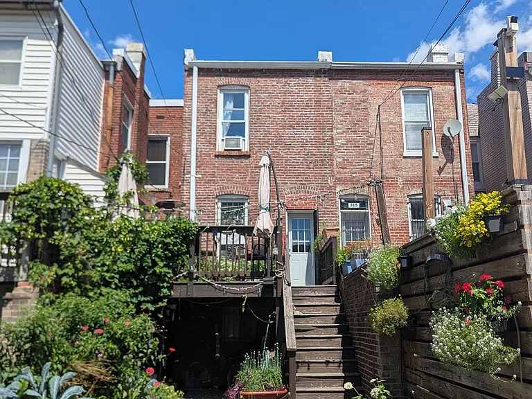 313 K St NE — Photo 1