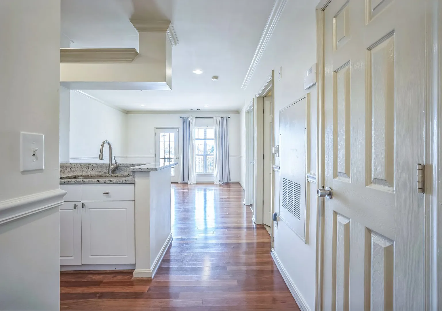 Bright & Spacious Condo in Prime Alexandria Location 4551 Strutfield Ln #4307 — Photo 4