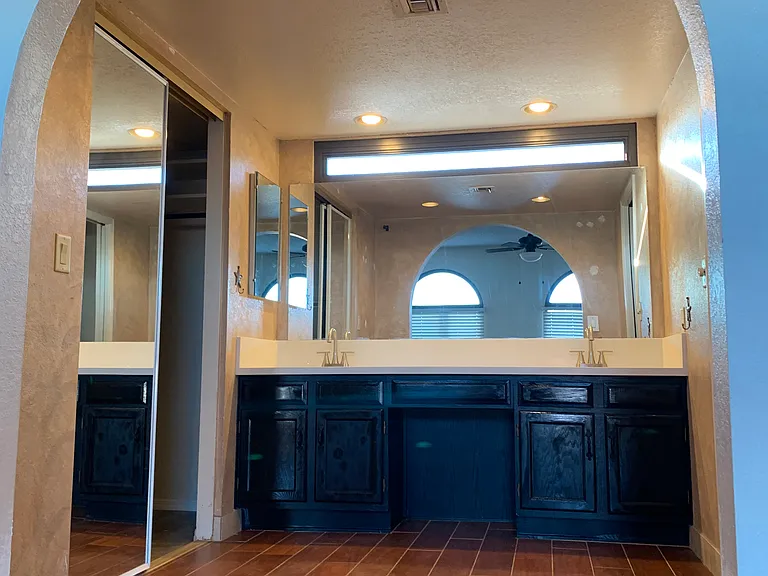 426 E Susan Ln — Photo 4