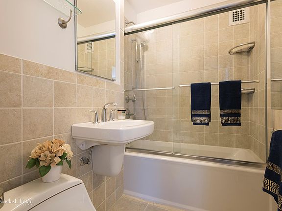 5th image of 360 E 72nd St APT A912