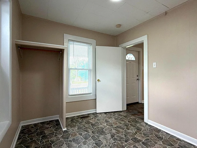 540 Oakwood St — Photo 12