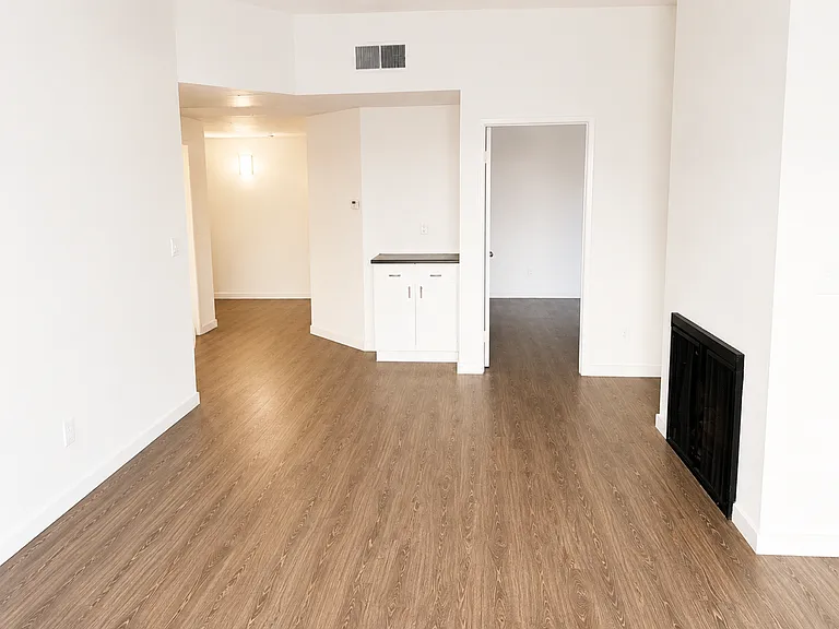 14805 Magnolia Blvd — Photo 17