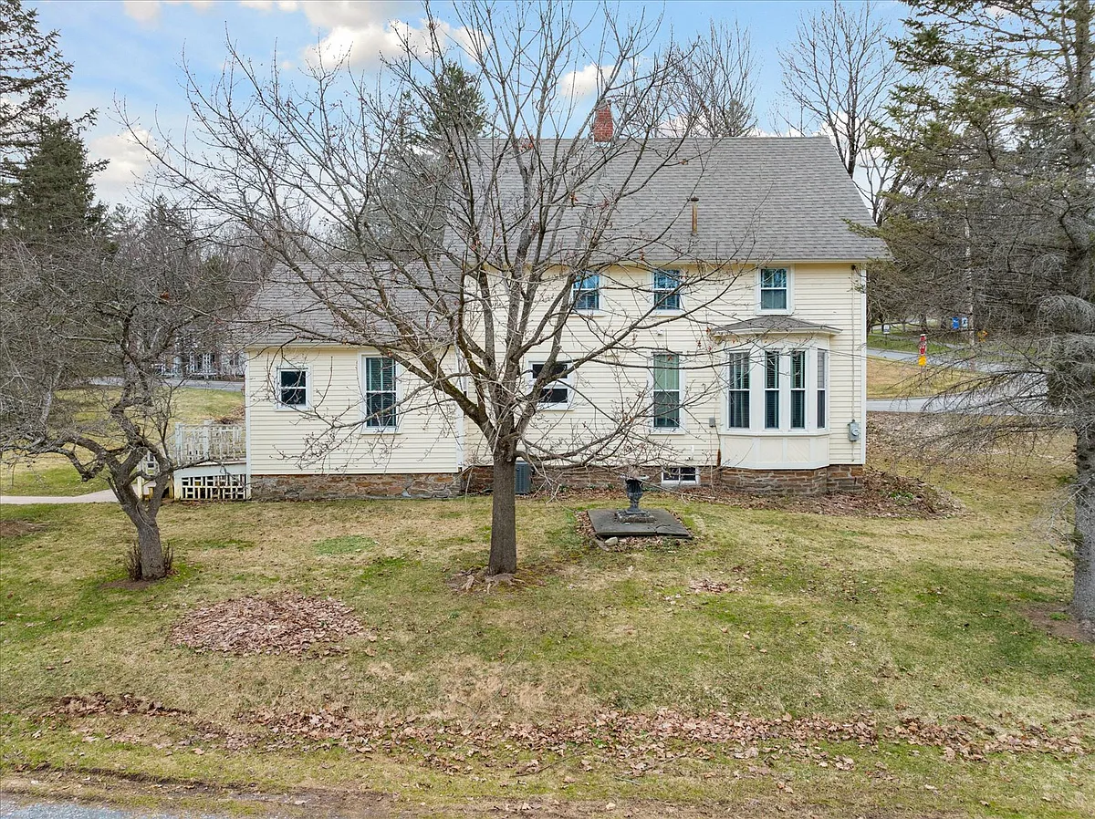 Building Photo - 139 College St