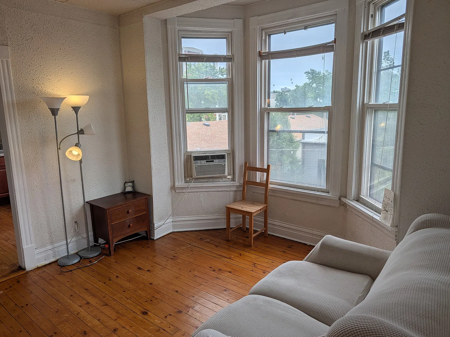 1815 W Roscoe St — Photo 1