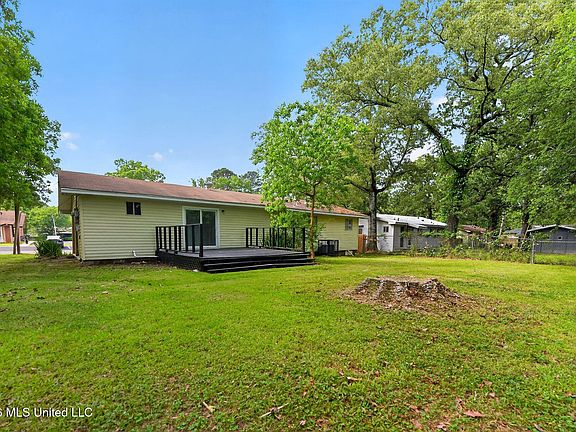 5th image of 330 Mary Ann Dr