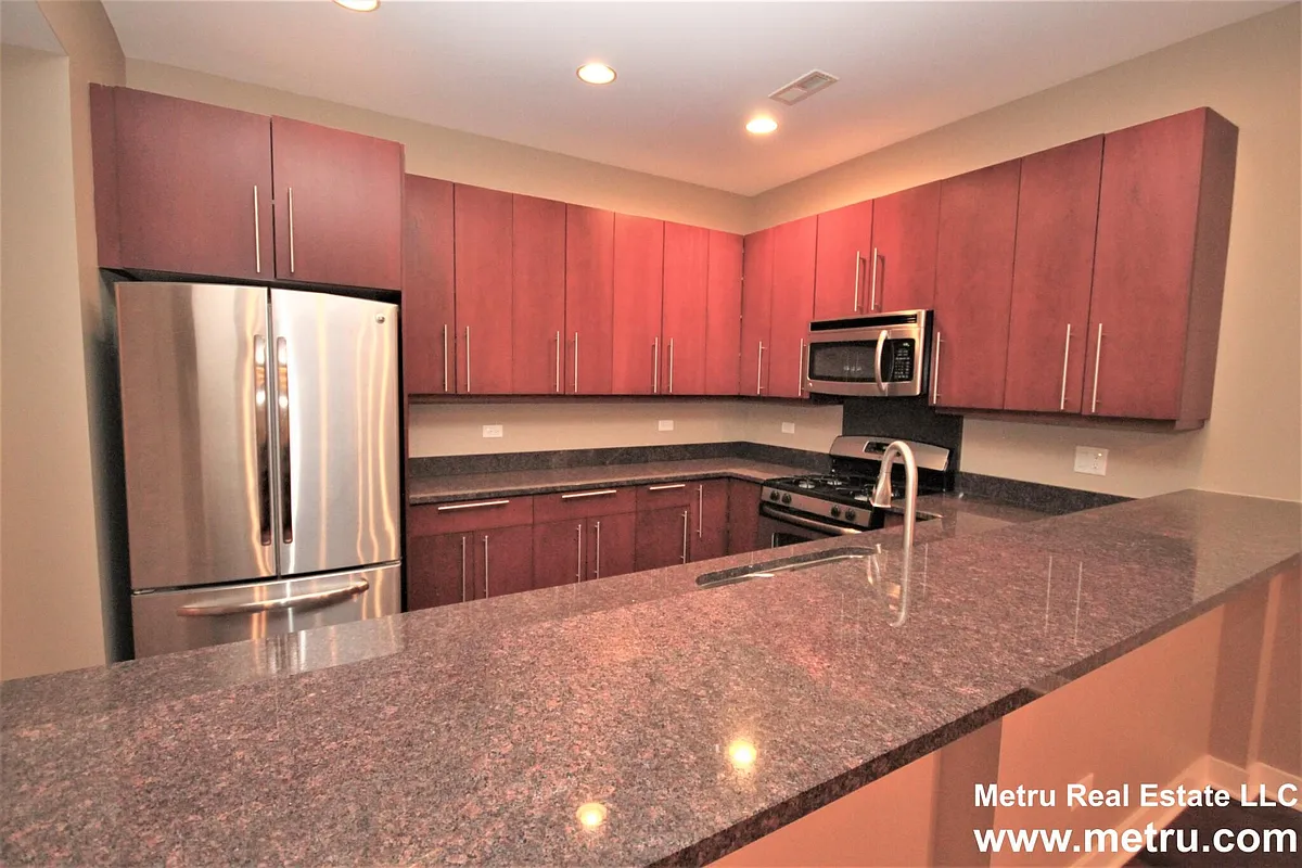 Building Photo - 2358 W School St #4W