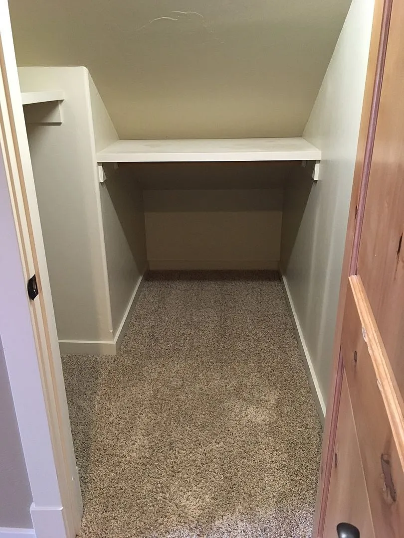 5 Bedroom, 4 Bath with 2 car garage — Photo 2