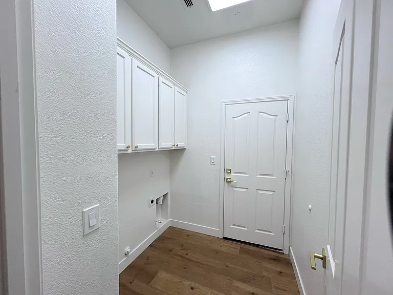10233 Stathos Dr — Photo 22