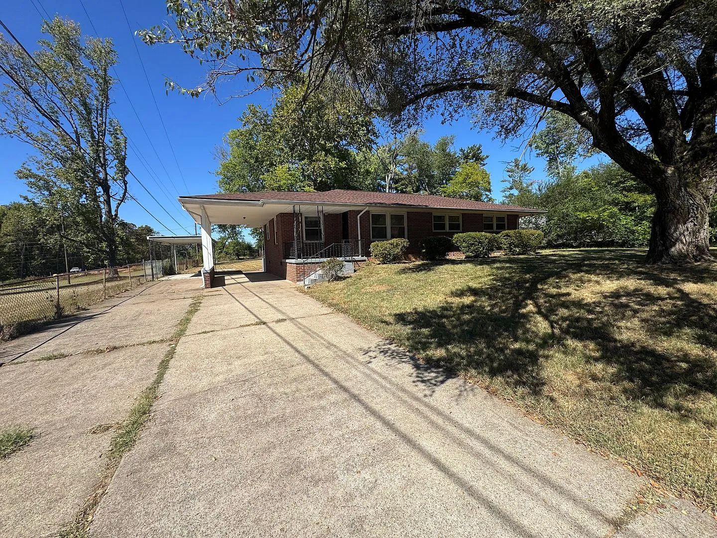 Single Family Home in Clarksville — Photo 2
