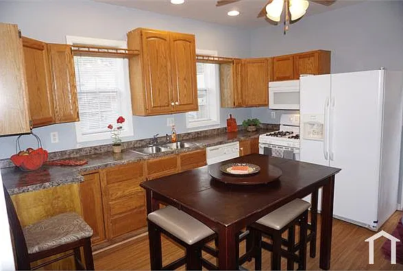 4 bed, 1000 sqft, $1,900 — Photo 3