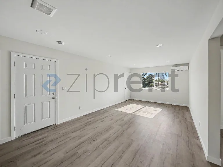 5844 1/2 Denver Ave — Photo 5
