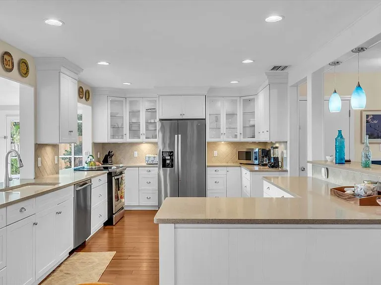 2732 Valencia Dr — Photo 8