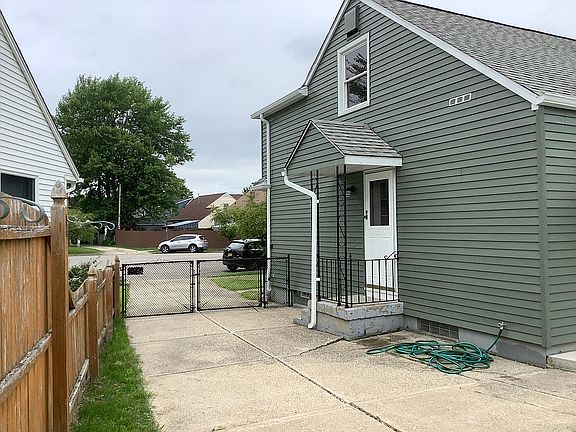 2nd image of 2 Halsey Ct