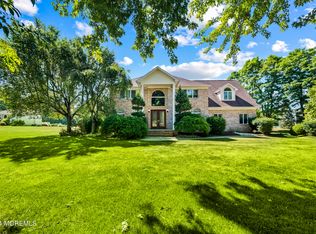 2 Queen Ct, Manalapan, NJ 07726