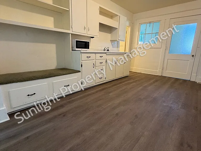 903 E 4th St — Photo 3