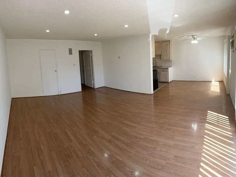 14218 Sylvan St #4 — Photo 1