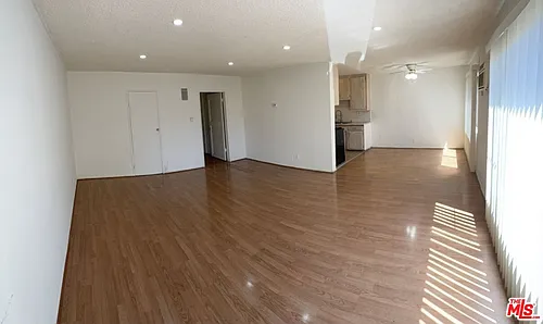 14218 Sylvan St #4 Photo 1