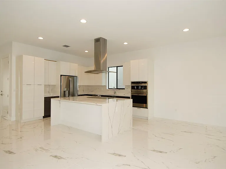1435 SW 23rd St — Photo 8