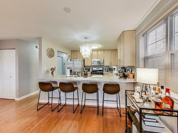 4th image of 1473 N Larrabee St #A