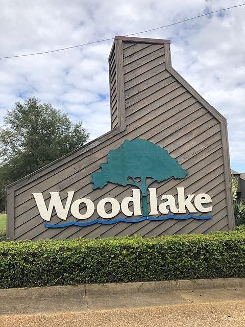 Entrance to Woodlake