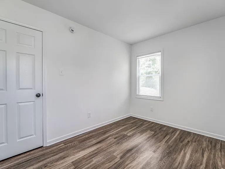 405 W Brooks Rd — Photo 15