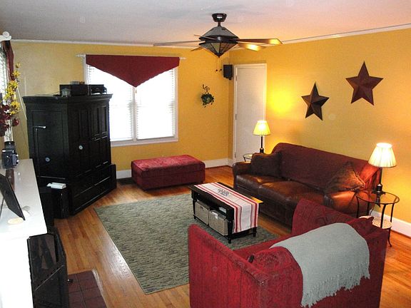 Living room with gaslog fireplace