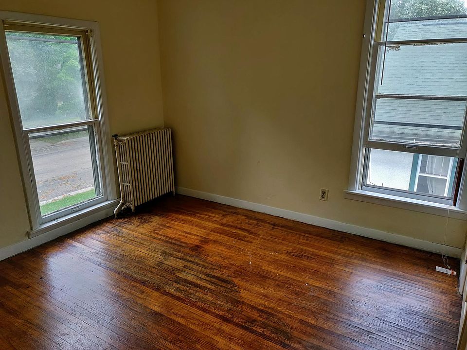 2nd image of 311 1st St SE APT 4