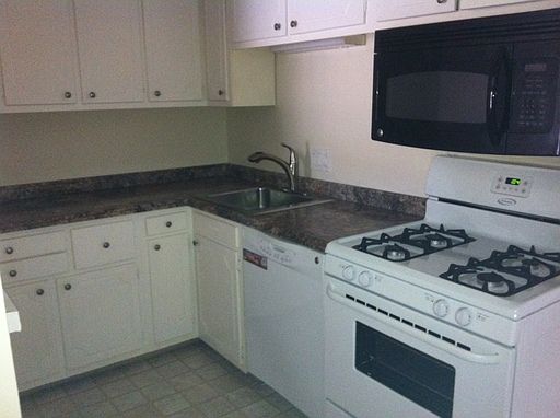 3rd image of 512 Woodridge St NE APT 28