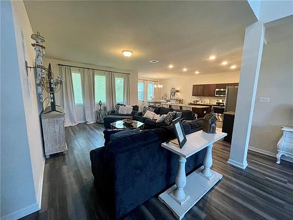 3rd image of 1005 Berryvine Ln