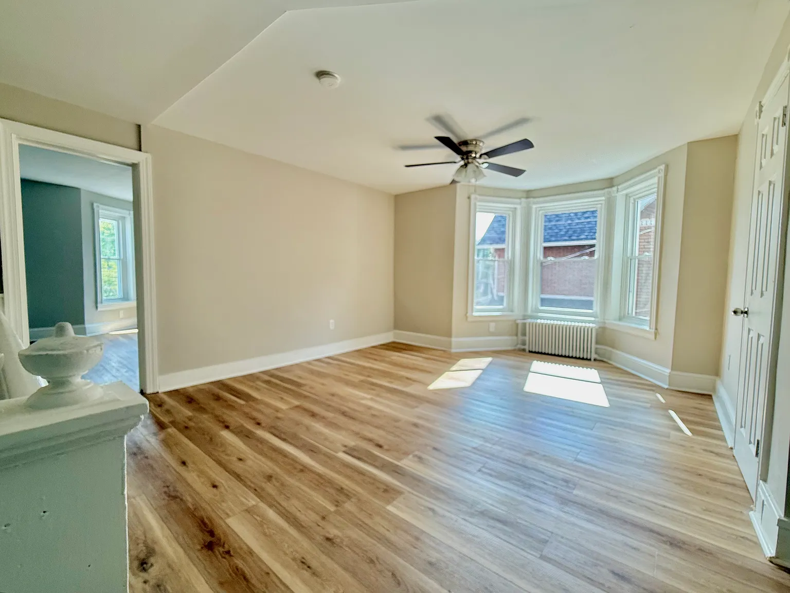 3 bed, 1000 sqft, $1,800 — Photo 2