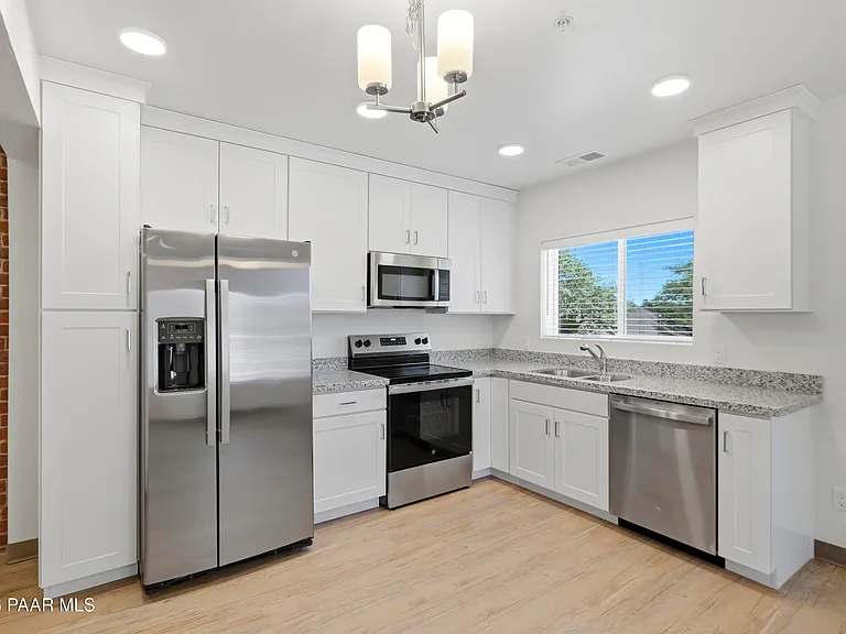 533 W Gurley St #4 — Photo 4