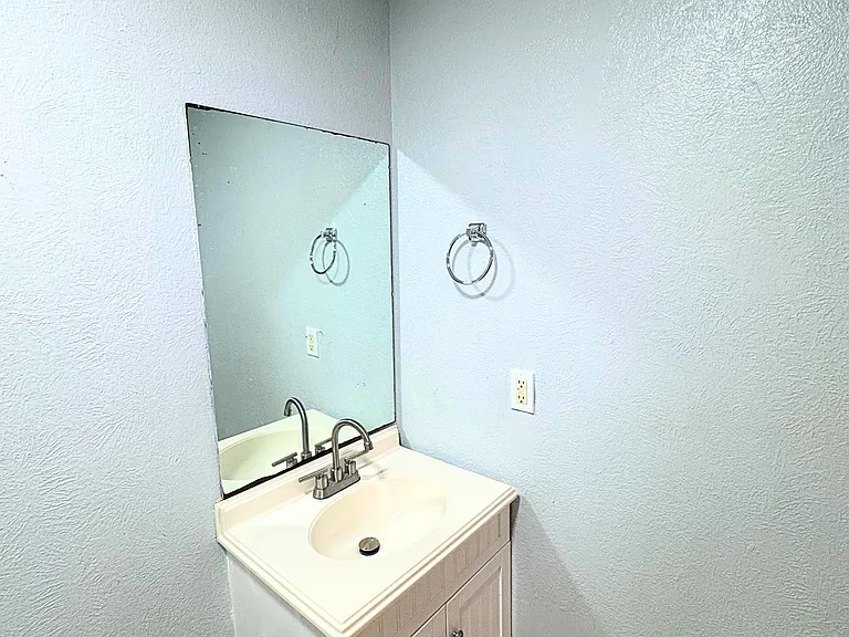 Willow Tree Apartments — Photo 32
