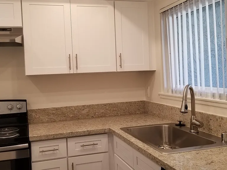 Chateau Gardens Apartments — Photo 32