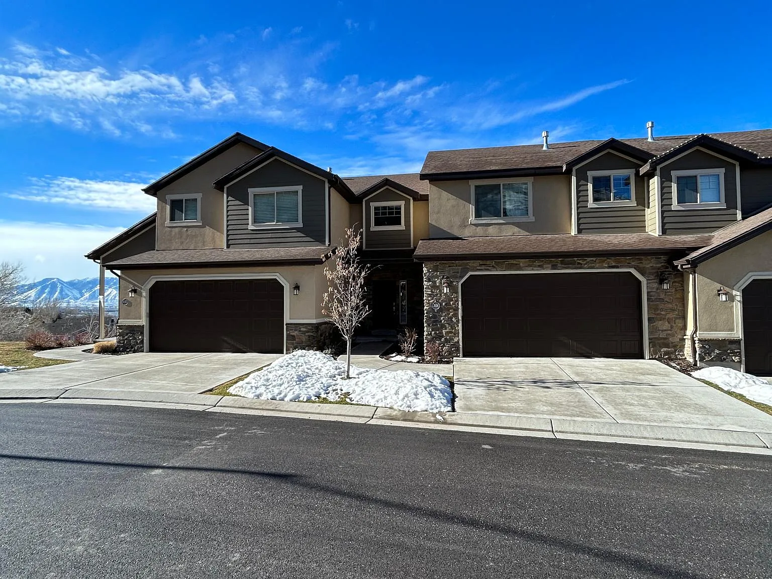 1056 S Aspen Pl — Photo 2