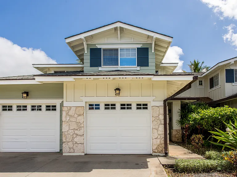 1 car garage + 1 parking space